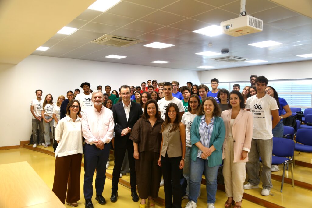 foto grupo de pessoas adultas e jovens num auditório