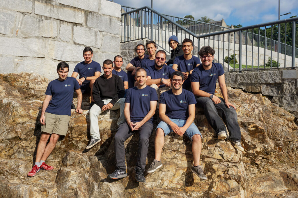 grupo de jovens rapazes sentados numa rocha