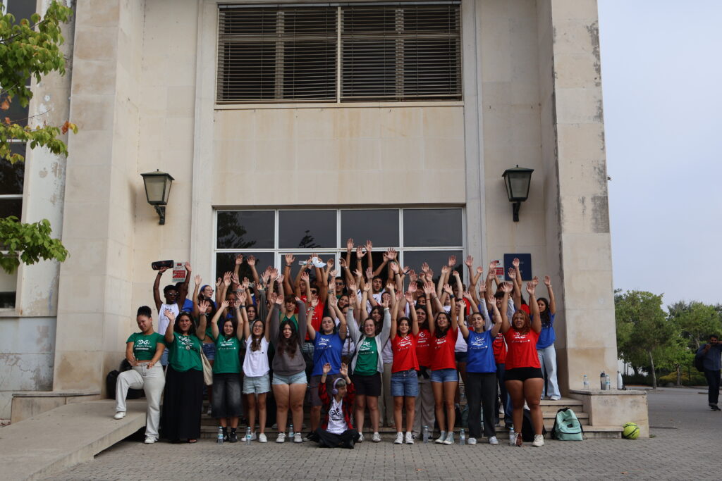 grupo de jovens de braços no ar